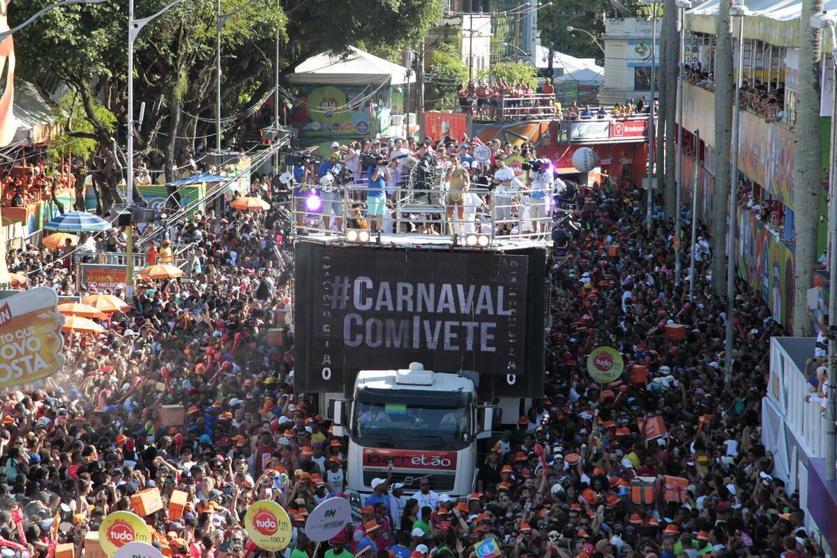 Uma multidão acompanhou atrás do trio