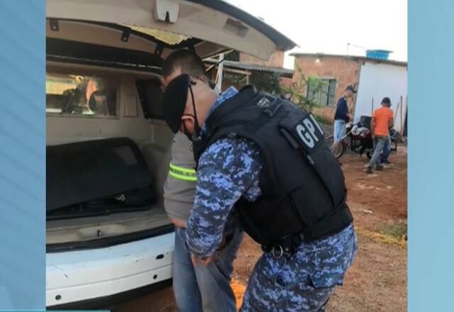 O psicólogo Fabrício Buim confessou ter matado a enteada de 9 anos, 20 dias depois de matar a esposa. Fabrício cometeu o crime com a ajuda da outra enteada, de 16 anos, com a qual tinha um caso. O Balanço Geral acompanhou as investigações do caso; confira!
