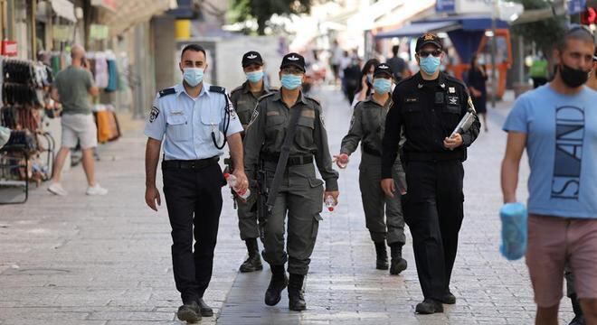 Policiais patrulham centro de Jerusalém; cidade pode ter lockdown em breve
