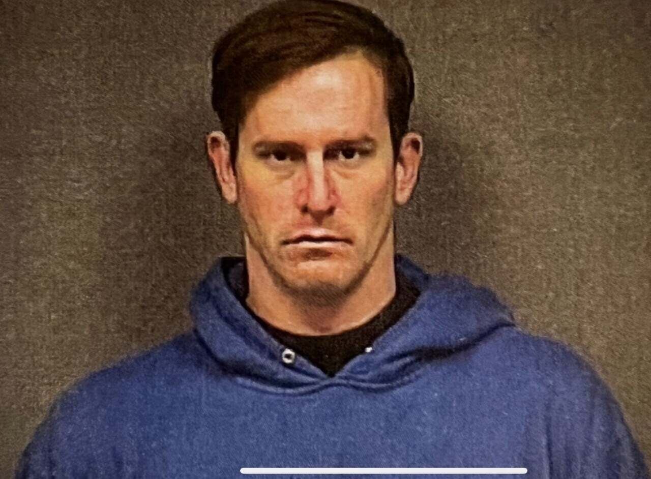 O brasileiro Marcus Spanevelo foi indiciado na quarta-feira (25) por sequestro resultado em morte da ex-mulher Cassie Carli. A norte-americana foi dada como desaparecida em 27 de março de 2022 na Flórida e foi encontrada morta cinco dias depois no Alabama, ambos estados dos EUA. Marcus foi detido em 1º de abril de 2022, no Tennessee, por três crimes: adulteração de provas, falso testemunho sobre pessoa desaparecida e destruição de provas. Menos de 24 horas depois, a vítima foi encontrada em uma cova rasa