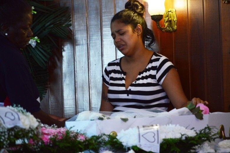 Niedja se despede do bebê que morreu no acidente