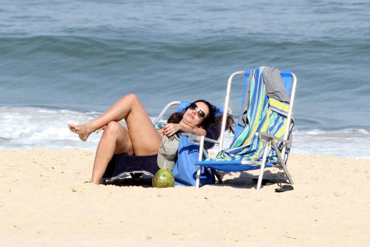 Patrícia Poeta aproveitou a tarde desta quinta-feira (24) para dar aquela reforçada no bronzeado. A jornalista foi fotografada com o marido na praia do Leblon, no Rio e, ao ser clicada com biquíni exibiu coxas cheias de celulite