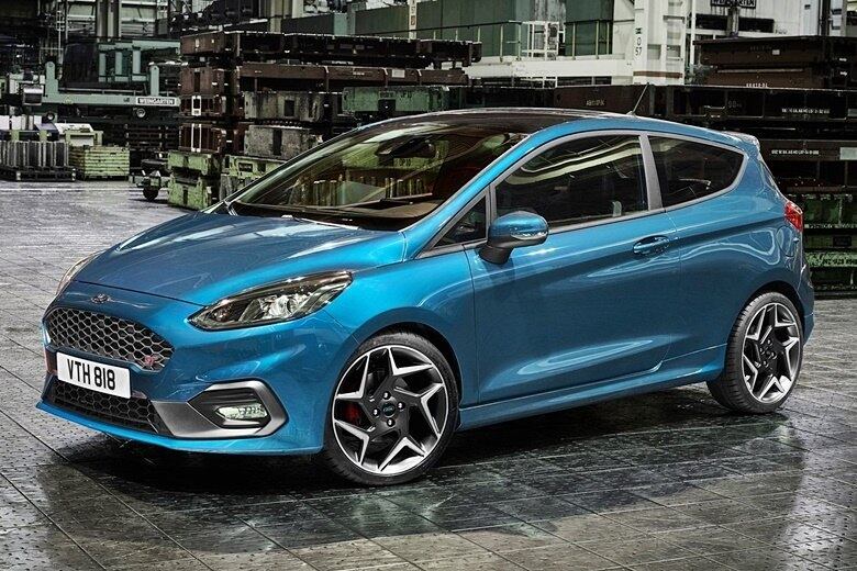 Além de ser o primeiro da Ford Performance a ter o novo motor 1.5 Ecoboost de três cilindros, o Fiesta ST também será o primeiro a oferecer três diferentes modos de condução: Normal, Sport e Track (pista). O sistema ajusta motor, direção e os controles eletrônicos para adaptar o carro e deixá-lo mais ou menos agressivo e divertido