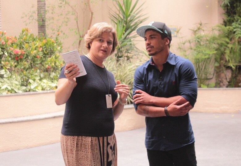 

Ele não nega sua característica mais
marcante, de ser explosivo, mas jura que nem sempre é assim na “vida real” e
muito do que foi visto se deve ao seu convívio difícil com Mara Maravilha.



— É hipocrisia demais se eu
falar que vou levá-la como amiga, mas que sirva de aprendizado para ela. Assim
como ela errou, eu errei também. Não desejo o mal dela de forma alguma, sei que
não é uma má pessoa. Eu sou explosivo, mas sou verdadeiro. Não vou ficar
falando mil palavras bonitas e andar com um dicionário embaixo do braço, para
depois atacar da forma que me atacaram. Meus palavrões foram um desabafo

