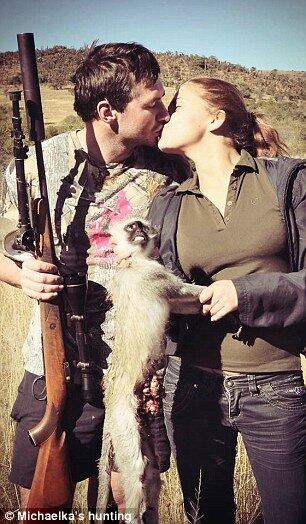 Muitas vezes a caçadora não aparece sozinha em suas aventuras, por vezes está entre amigos ou com um namorado 