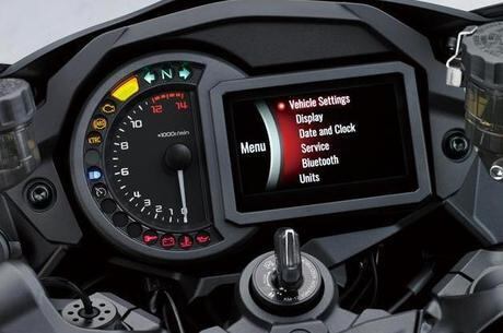 Pelo smartphone ou diretamente no painel, piloto configura a moto ao seu gosto