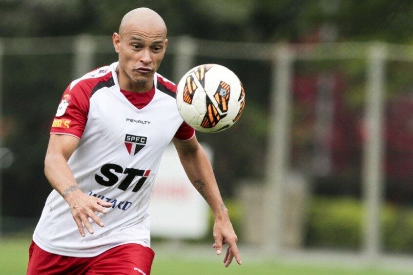 Em dois anos de clube (2013 a 2015) treinou boa parte do tempo com os juniores em Cotia, mesmo tendo alto salário. Saiu para jogar no Cólon-ARG.