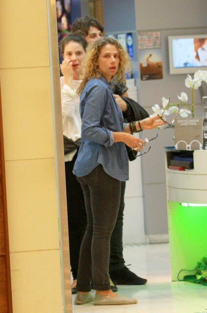 Chay Suede e Laura Neiva passeiam em shopping carioca nesta segunda-feira (17)