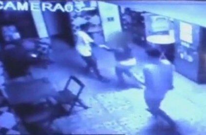 Mulher é flagrada sendo levada à força para banheiro em bar Reprodução / Rede Record