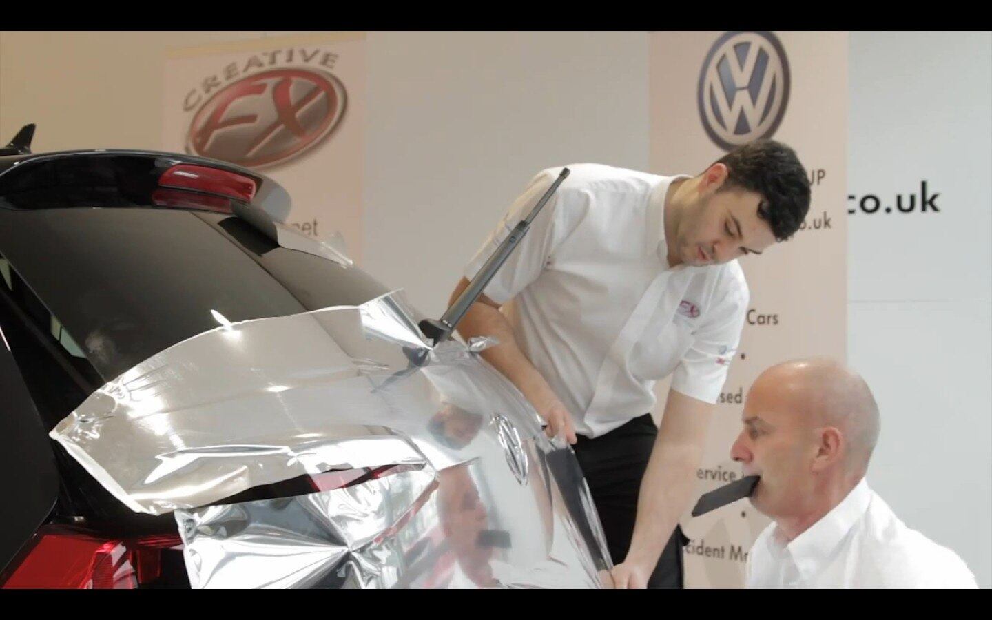 O acabamento posterior do adesivo exige tanta atenção quanto sua colocação inicial
VEJA TAMBÉM
> RAM faz picape enfurecida para divulgar novo filme do Super-Homem
> Direto da idade da pedra: carro do filme Os Flintstones movido com os pés vai a leilão
Quer saber tudo sobre carros? Acesse R7.com/carros