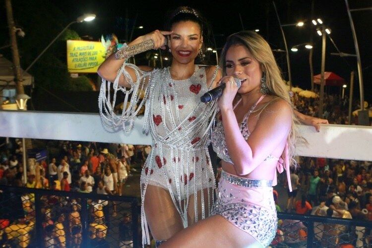 Mari Antunes recebeu a funkeira Lexa em seu trio elétrico, no primeiro dia de Carnaval de Salvador, na noite de quinta-feira (28)