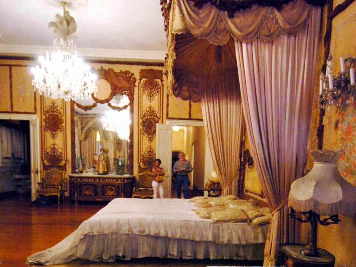 Palácio de Ferdinand
Marcos, ditador filipino

O quarto do ditador das
Filipinas mais parece cenário de um filme da realeza. Um dossel gigante cerca a
cama e garante privacidade ao casal. Parece dourada, lustre luxuoso e cadeiras
cheias de rococó completam a decoração 