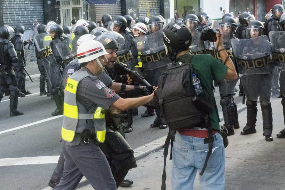 O grupo também faz uma crítica ao governador de São Paulo, Geraldo Alckmin (PSDB), e os prefeito, Fernando Haddad (PT)