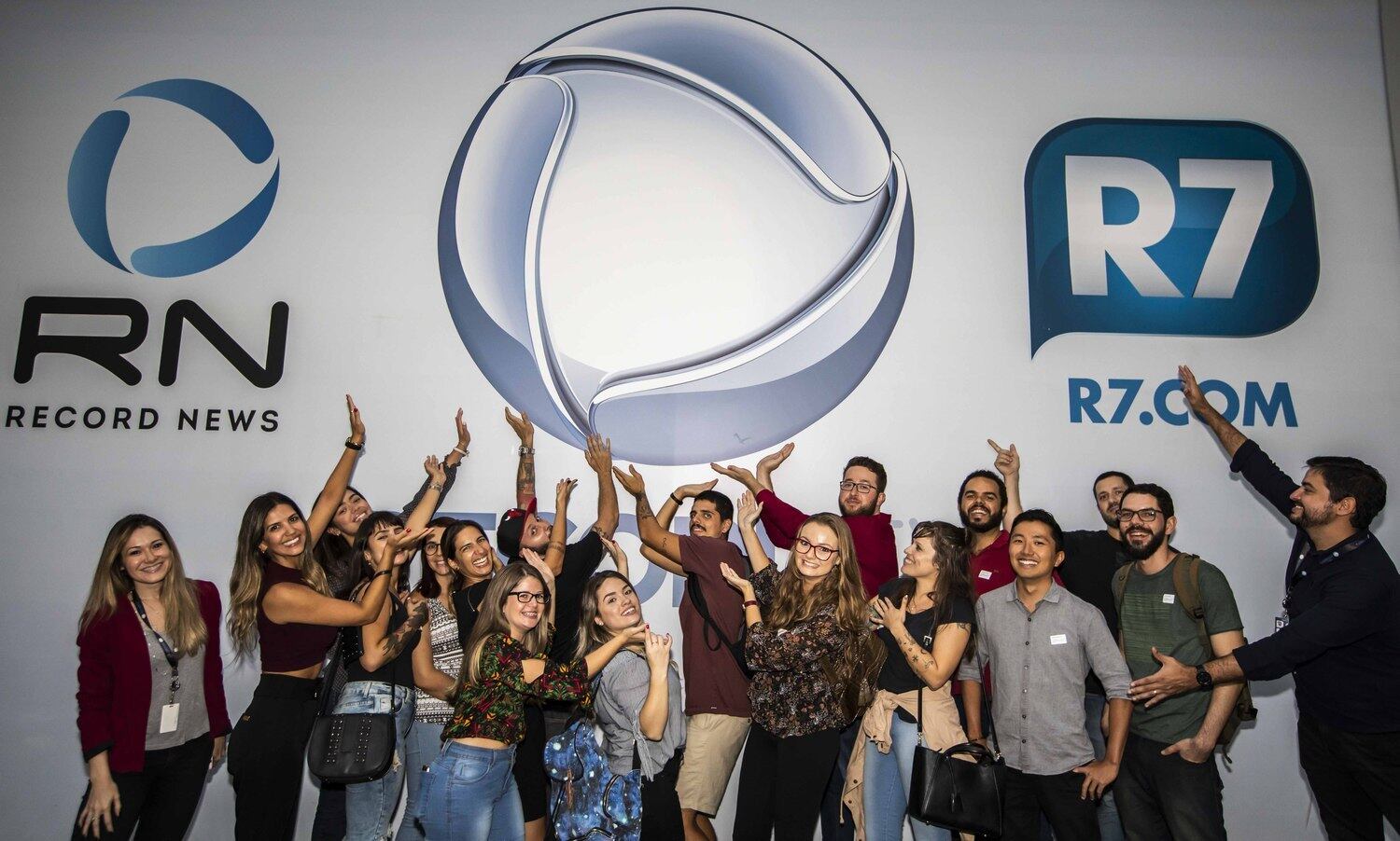 A agência One Digital, que atende clientes como Bradesco, Autoline, Shopfacil, visitou a sede da Record TV, localizada na Zona Oeste de São Paulo na tarde desta sexta-feira (26). A equipe fez um tour pela emissora e conheceu, além das instalações, o como é o posicionamento Multiplataforma 