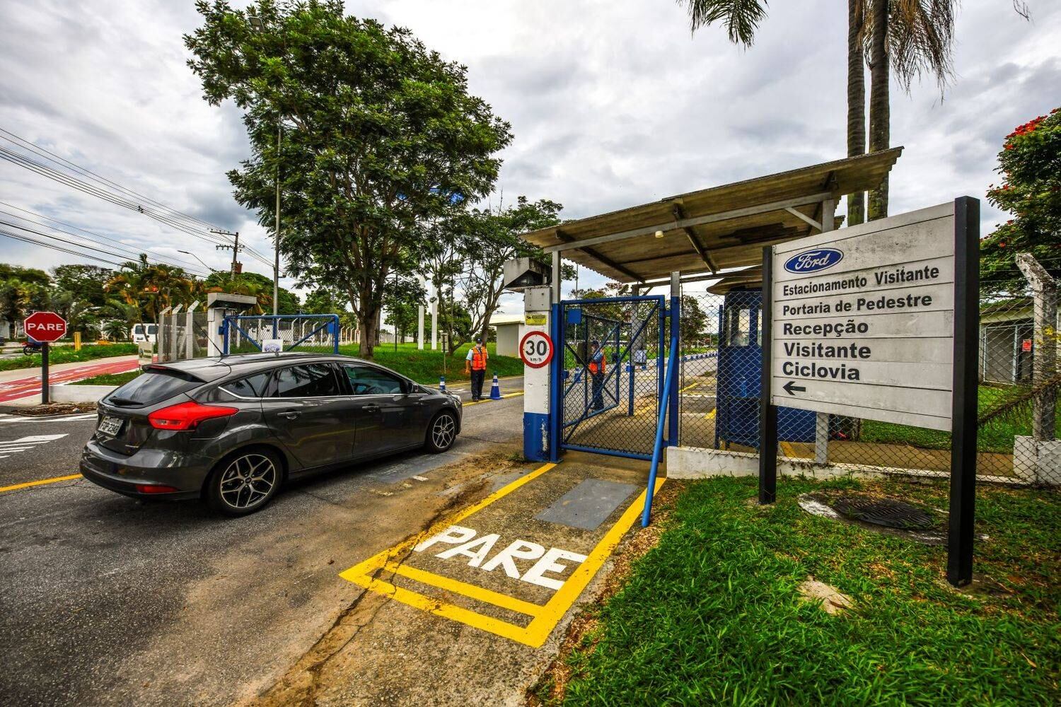 Fachada da Ford em Taubaté (SP)