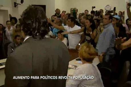 Moradores lotaram plenário da Câmara para acompanhar votação que aprovou dobrar o salário de membros do legislativo e do executivo