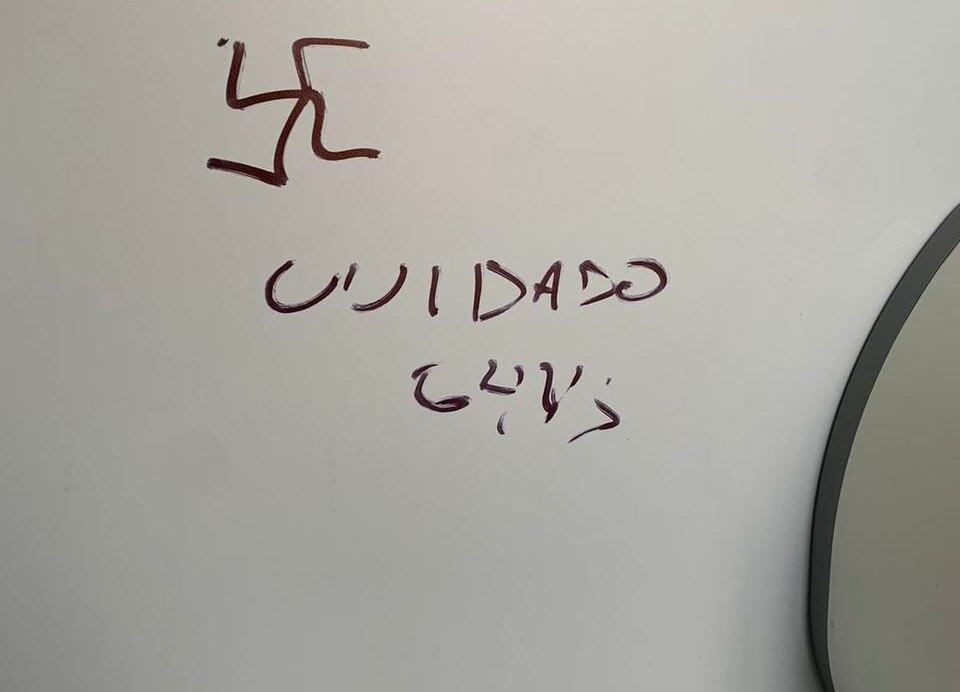 Jovem também encontrou suástica no banheiro