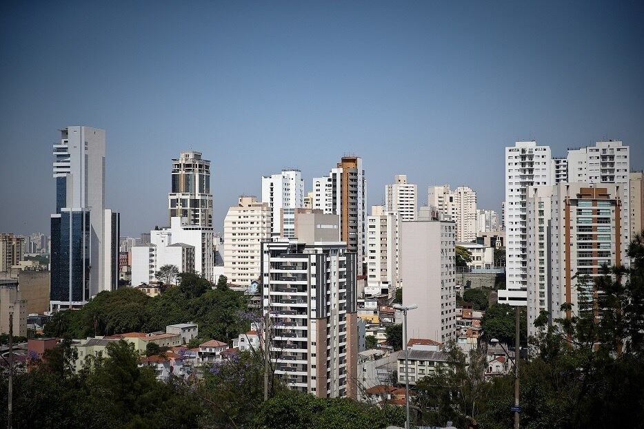 Contratos normalmente preveem reajuste para baixo