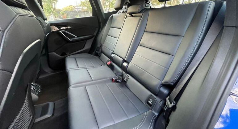 Entre-eixos é de 2,69 m, o que confere um bom espaço interno