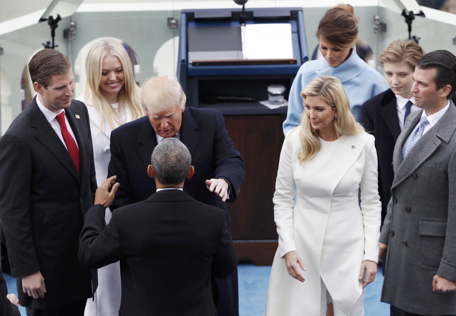 A família Obama se despediu da Casa Branca para dar lugar aos
novos moradores. Em meio a protestos e com discurso patriótico, o bilionário assumiu a Presidência dos EUA. Pelos próximos quatro anos, Donald Trump e sua família ocuparão
o endereço mais nobre de Washington D.C. Conheça-os a seguir: