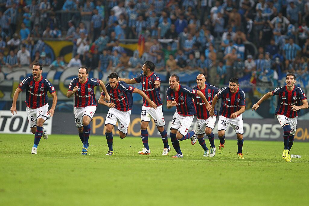 2014 não foi um bom ano para os brasileiros na Libertadores. Nenhum time do País chegou às semifinais, sendo que dois caíram nas oitavas e três ficaram ainda na fase de grupos. O campeão San Lorenzo bateu Cruzeiro e Grêmio na trajetória até a final. Nas oitavas, os argentinos eliminaram o Tricolor de Barcos, Dudu e Zé Roberto em plena Arena do time gaúcho, após disputa de pênaltis, e frustraram a torcida gremista