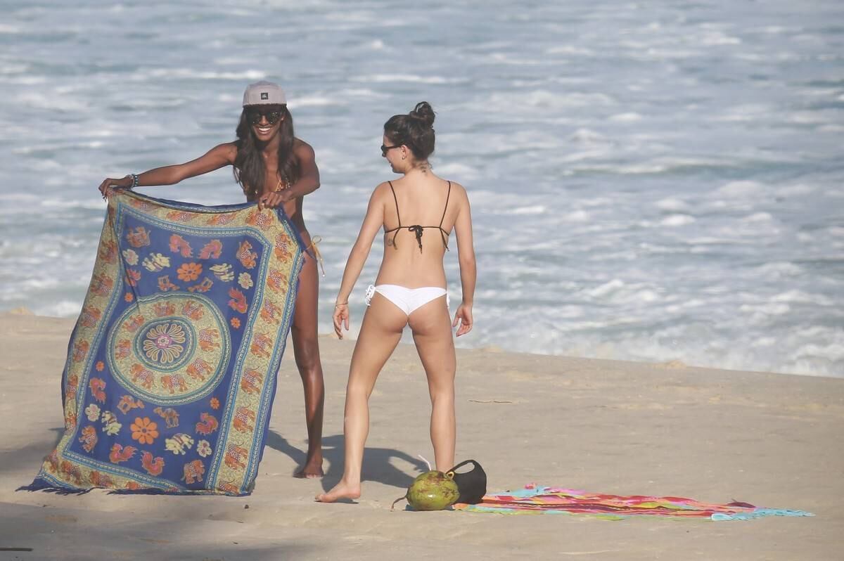 Isis Valverde esteve na praia da Reserva, no Rio