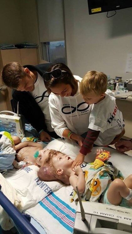 As
fotos dos dois juntos foram compartilhadas pela mãe dos gêmeos, Nicole McDonald