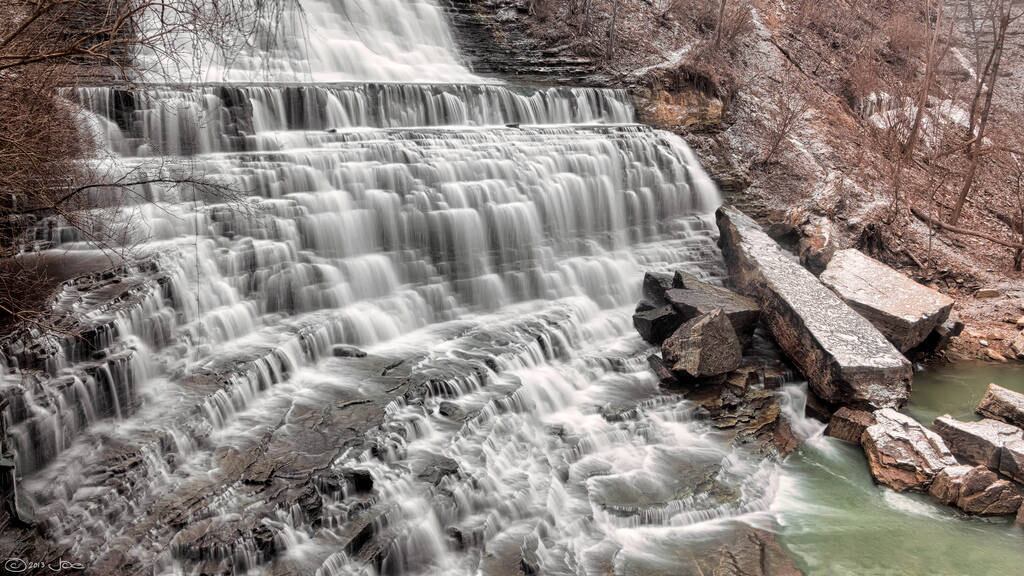 Essa cascata é de tirar o fôlego! A Albion Falls em Ontario, Canadá, é uma cascata que atrai visitantes do mundo todo porque está localizada em uma cidade com mais de 120 quedas d’água