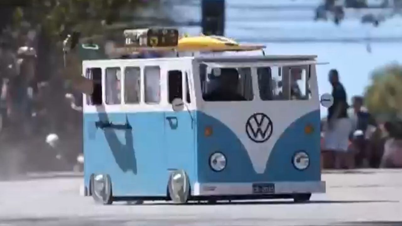 Carrinho de rolimã que imita Kombi faz sucesso e conquista público na Virada Cultural de BH