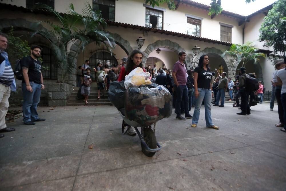 A Secretaria Estadual da Educação quer retomar o colégio para
iniciar a reposição de aulas. Além da Fernão, em Pinheiros, havia sete escolas
invadidas no domingo (3) — cinco na capital e duas em Santos