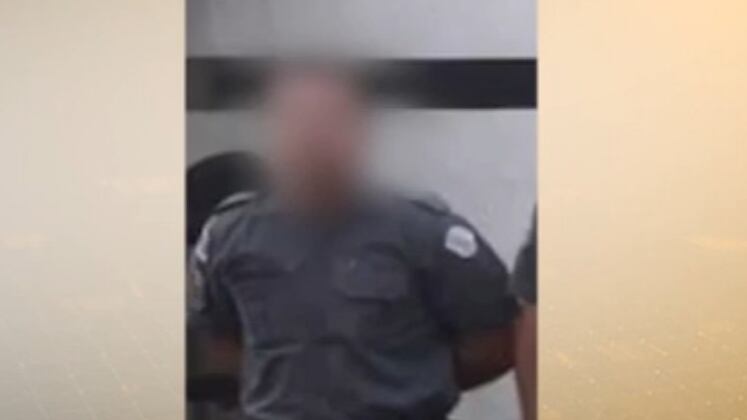 O homem passou em frente ao posto de combustível e intimidou os funcionários dizendo que estava armado e que não era para chamar a polícia