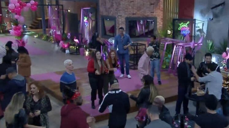 Passinho e reconciliações

A Festa Flamingo agitou a semana e deu uma trégua no clima de tensão. Os treze casais dançaram, cantaram e ainda tiveram tempo para resolver desavenças! Rolou até passinho e pós-festa dentro da Mansão Power!