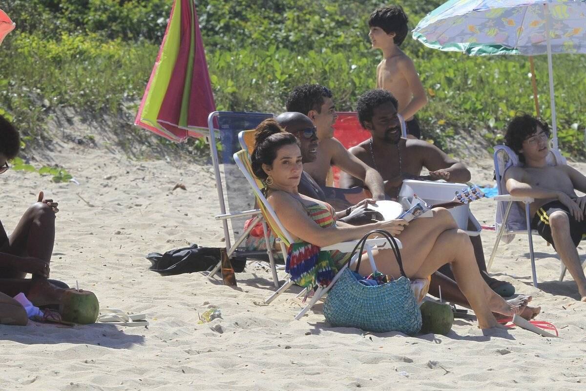 Elenco de Geração Brasil grava na praia de Grumari, no Rio