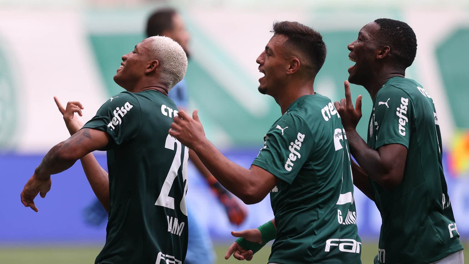 Danilo, Menino e Patrick. Jovens jogadores que têm ficado na reserva de Felipe Melo