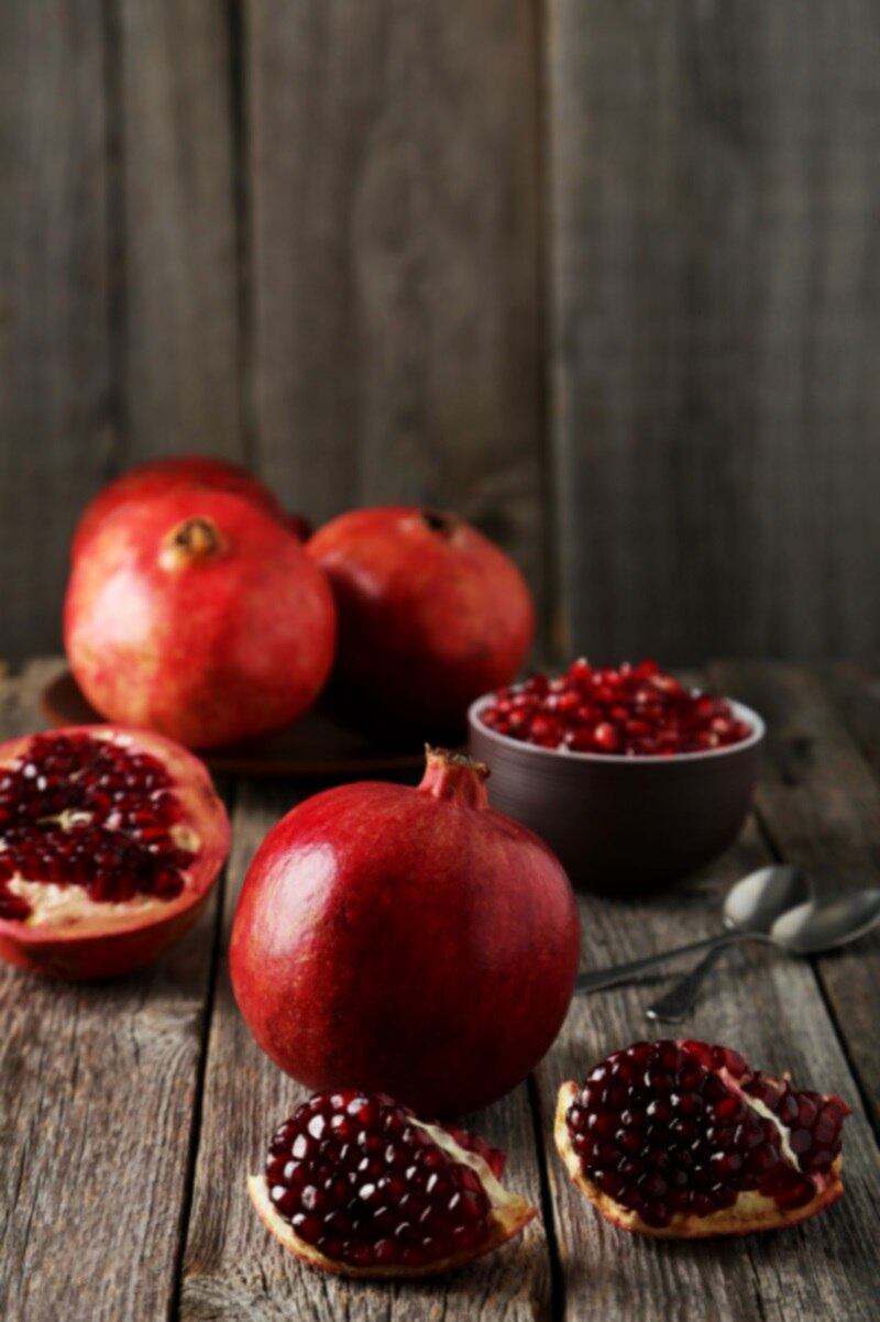 Romã

A romã é considerada um "superalimento" devido ao seu
alto teor antioxidante que pode melhorar a circulação sanguínea, reduzir o
risco de doenças cardiovasculares e inflamações. Essa fruta provoca picos de
testosterona, melhora a qualidade do esperma e aumenta o desejo sexual e humor
em ambos os sexos
