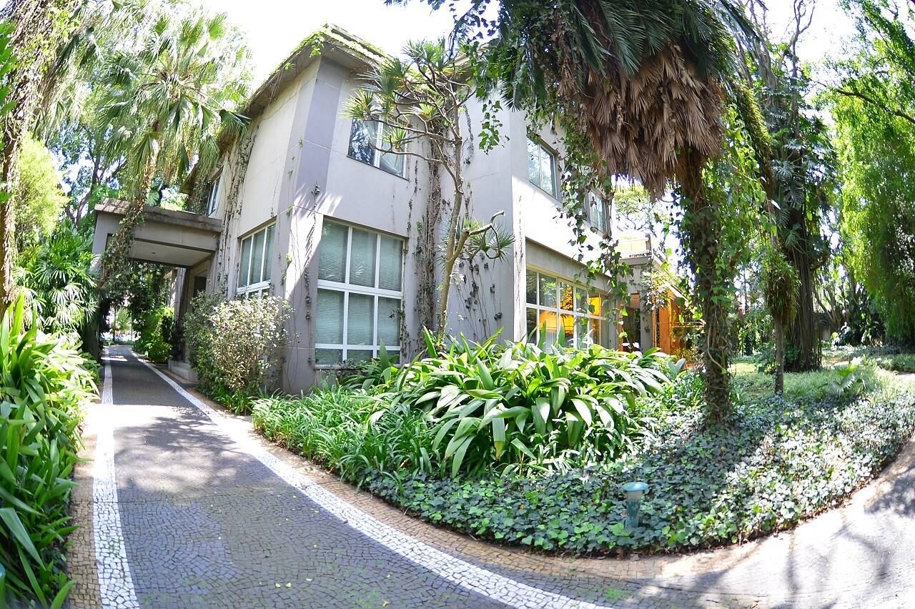 A casa foi projetada pelo renomado arquiteto francês Jacques
Pilon — o mesmo que desenhou a biblioteca Mário de Andrade — e construída na
década de 30. Foi o lar da família de Lara Assumpção, fundador da Sociedade Harmonia
de Tênis. Entre 1940 e 1980, pertenceu a mais dois empresários até chegar ao
atual dono