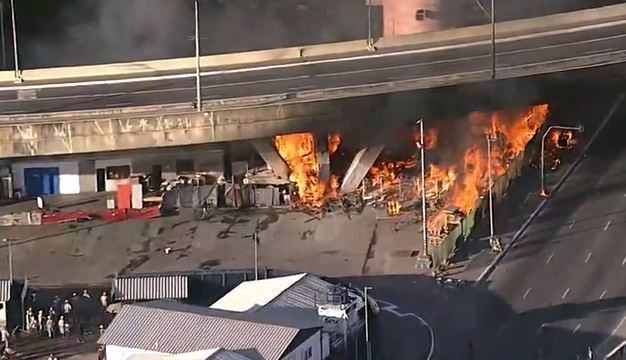 Incêndio embaixo de viaduto da avenida do Estado, no centro de SP, provoca tumulto