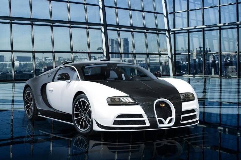 Entusiasta
de carros de luxo, Mayweather terá dinheiro para comprar 192 Bugattis Veyron
Supersport, o carro avaliado como o mais caro da atualidade, em R$ 5,7 milhões. Ele terá veículo
de sobra na contingência