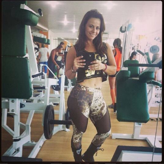 Vivi Araujo tem uma alimentação
normal. Mas quando chega o Carnaval, ela manda bala na dieta e, claro, em muita
malhação. Ela tem um truque para cuidar da barriguinha. Quer ver?
