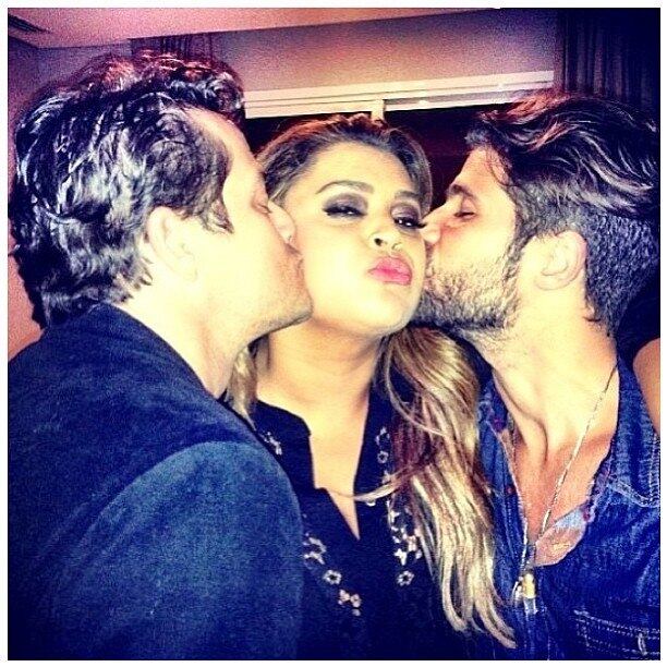 Preta Gil ganha beijo sanduíche de galãs da televisão