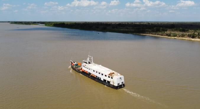 A equipe viaja a bordo do único barco que chega à comunidades isoladas