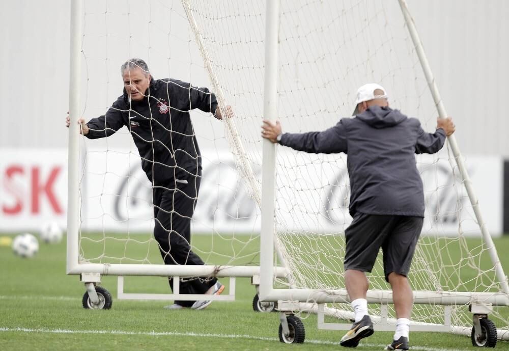 Na época, as opções de Tite no elenco do Corinthians para o
gol eram Julio Cesar, Danilo Fernandes, Rafael Santos e Gauther