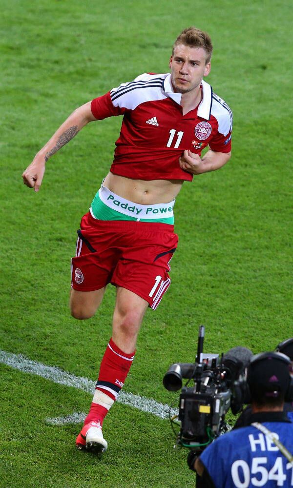 Quem já se deu mal com marketing velado foi o dinamarquês Nicklas Bendtner, que acabou suspenso por um jogo e pagou multa de mais de R$ 300 mil por ter comemorado um gol mostrando a marca de uma marca de apostas na Eurocopa de 2012