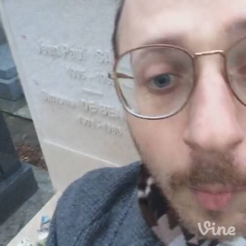 Depois de selfies com cadáveres e moradores de rua, um internauta decidiu investir seu tempo em fotos no cemitério ao lado de lápides de celebridades mortas