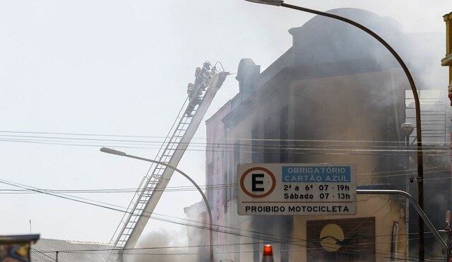 As chamas vão sendo controladas andar por andar