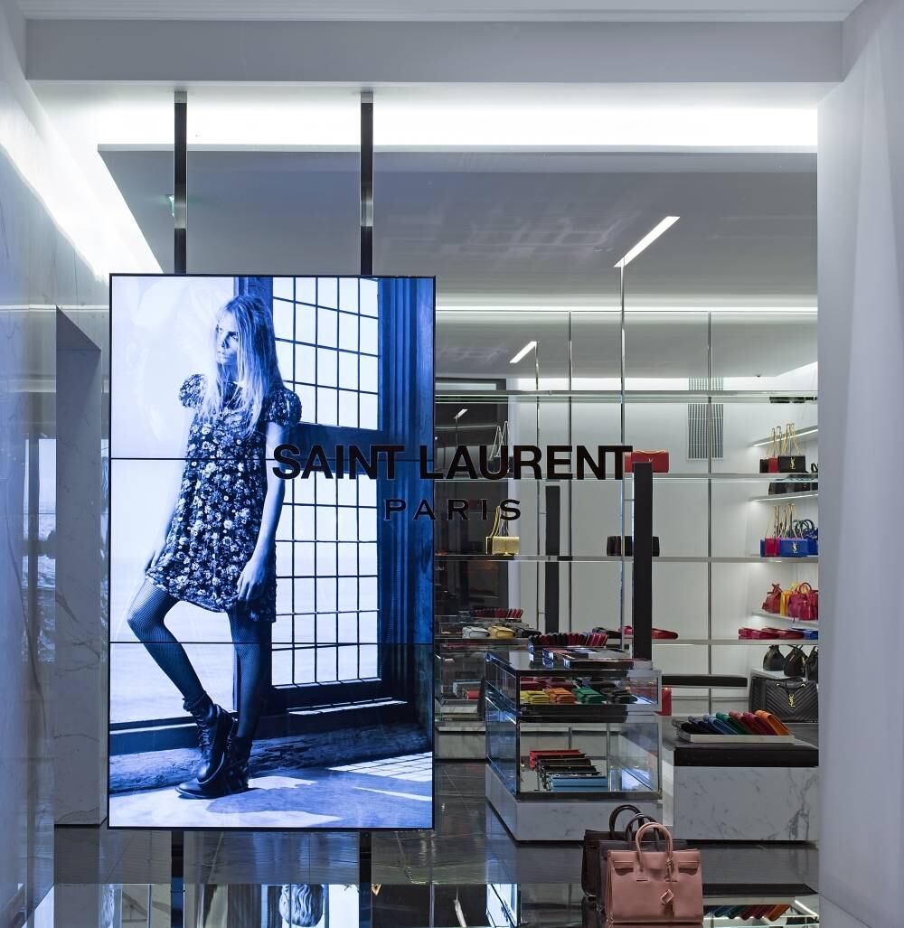 Se você estiver disposto a gastar mais de R$ 3.000 em um vestido, basta ir fazer compras em uma loja da marca Yves Saint Laurent. Em março de 2013, Danielle viajou a Barcelona (Espanha) e passou mais uma vez o cartão de crédito: US$ 1.506,64 (cerca de R$ 5.000)