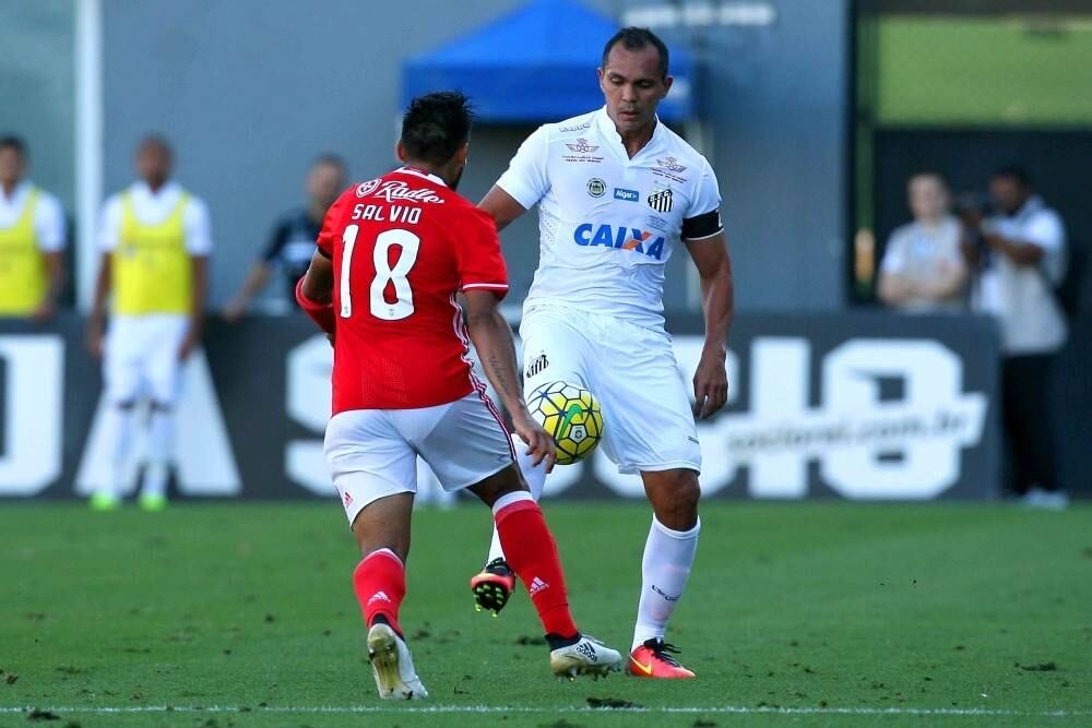 Na volta para o segundo tempo, Lucas Veríssimo cometeu
pênalti em José Gomes. Salvio, um dos poucos titulares absolutos do time
português, cobrou no meio do gol e abriu o placar. E quando o jogo parecia
caminhar para uma vitória dos visitantes, o estreante Fabián Noguera aproveitou
uma falha grotesca do goleiro Ederson para igualar o marcador