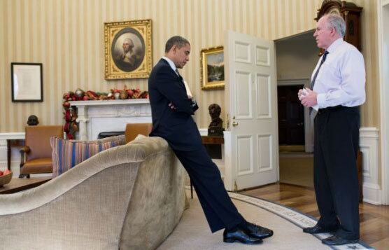 Obama recebeu a notícia sobre a tragédia de Connecticut na Sala Oval, na Casa Branca. A notícia foi dada por John Brennan, seu assessor de Segurança Nacional