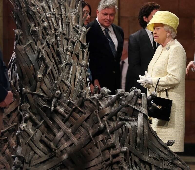 A Rainha da Inglaterra visitou o set de filmagem da série “Game
of Thrones” durante sua passagem por Belfast
