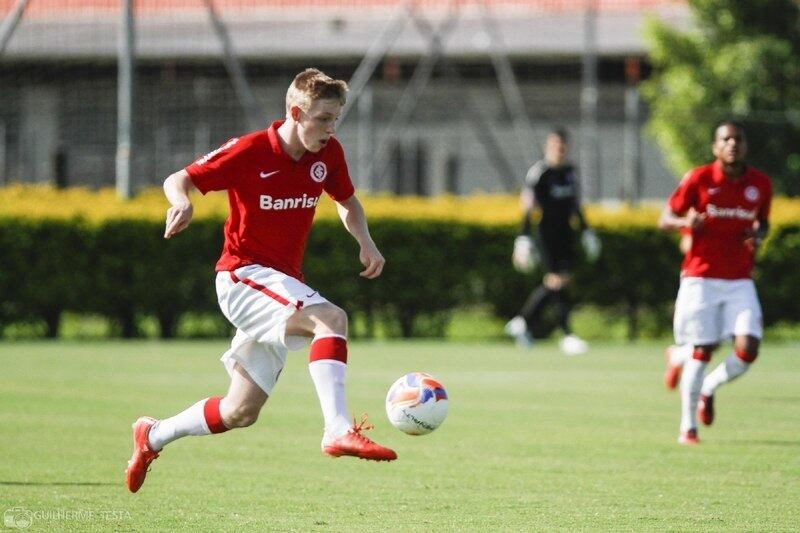 Milla (Internacional)

Meia-atacante de muita qualidade, Milla é a esperança dos colorados para a Copa SP. O jogador está com 18 anos e já foi testado entre os profissionais do Internacional